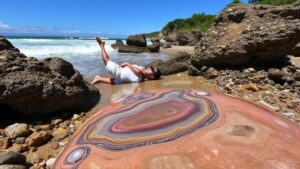 Read more about the article Searching for agates along Brazil’s southern coastline, famed for their intricate designs.