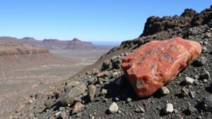 Read more about the article Searching for sunstone deposits in Oregon’s volcanic plains.