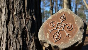 Read more about the article Reading Carved Symbols on Trees and Rocks for Hidden Caches