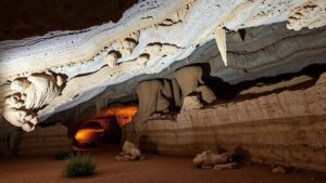 Read more about the article Investigating the surreal limestone caves of Carlsbad Caverns in New Mexico.