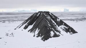 Read more about the article Searching for the meaning behind the “Antarctic Pyramids,” natural formations or ancient constructions.