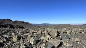 Read more about the article Exploring rhyolitic lava flows near Silver City for collectible perlite and volcanic glass.