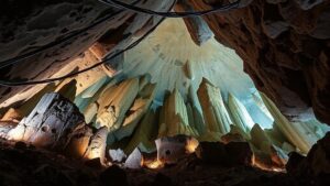 Read more about the article Exploring the vast crystal chambers in Mexico’s Naica Mine.