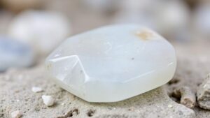 Read more about the article The Hidden Colors of Moonstones: Unearthing Ancient Lunar Myths in Gemstone Form