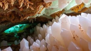 Read more about the article Quartz Caverns: Exploring Underground Wonderlands for Crystalline Beauty