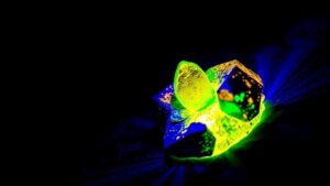 Read more about the article Using UV Light to Locate Gold-Associated Minerals