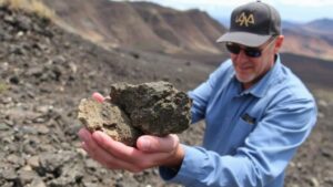 Read more about the article Searching for chert and flint nodules in the volcanic hills of the Tres Montosas region.