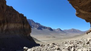 Read more about the article Searching for quartz-filled geodes in the ash-rich terrain of the Tres Montosas region.